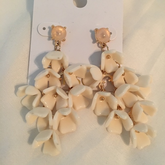 🆕Kitsch Flower Drop Earrings - Picture 2 of 2